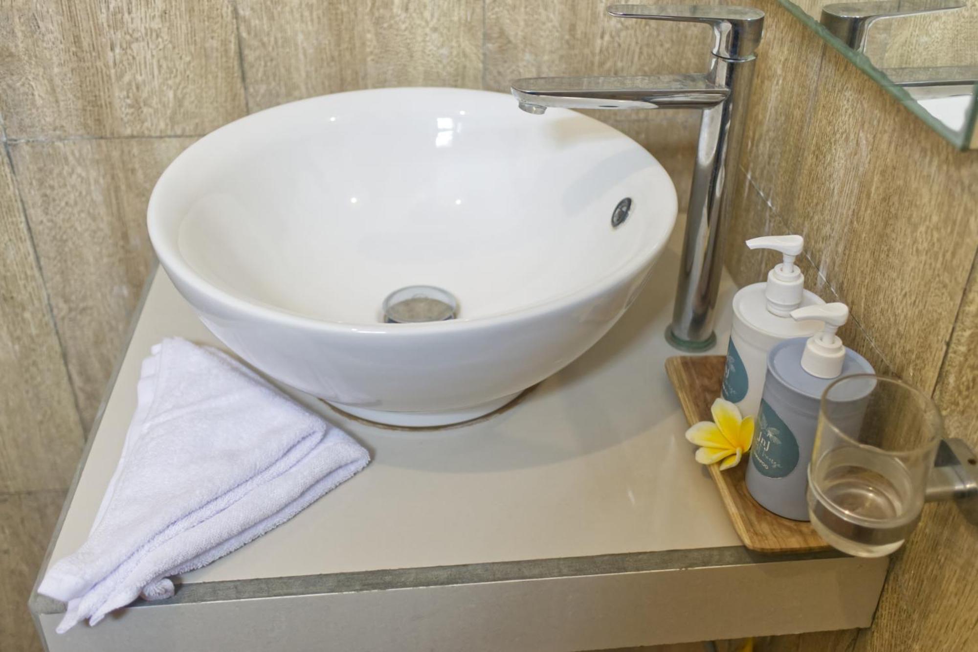 Jnj Guest House Toyapakeh ภายนอก รูปภาพ